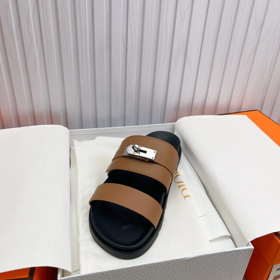 👟👟Ex-factory price 480👟👟 High version of Hermes 🐎The extremely popular couple's second uncle slippers/the latest snake print sandals and slippers, paired with various colorful socks, so trendy!  ———————— Upper: imported cowhide/Lining: imported cowhide Outsole: Tpu non-slip and wear-resistant outsole Female 36-46.